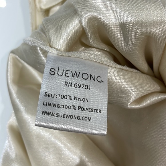 Like new! Worn a couple of times. Perfect for graduation, white parties, bridal - Picture 4 of 5